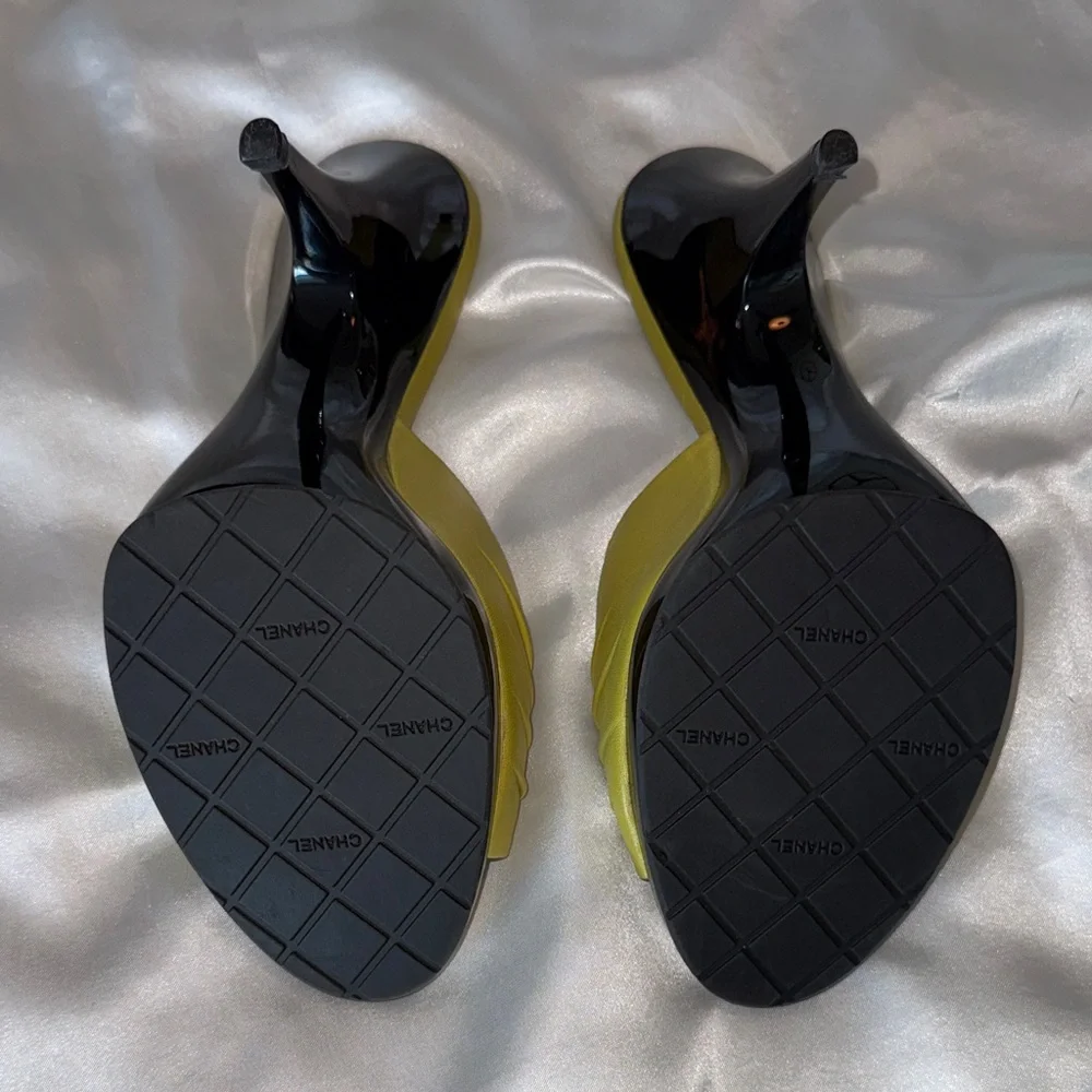 CHANEL CC Olive Green Calfskin Heeled Mules Rare Vintage - Picture 5 of 6